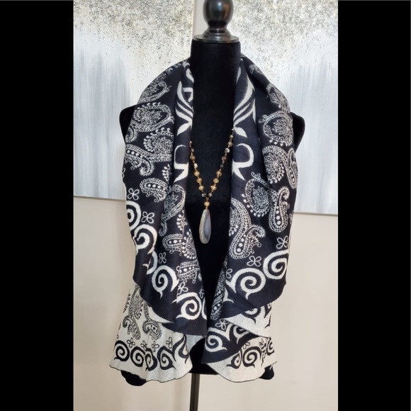 Reversible Shawl Black And White. Beautiful Cape - Picture 4 of 5